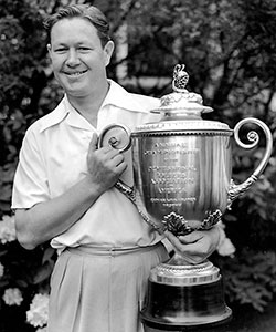 Byron Nelson sujetando un trofeo