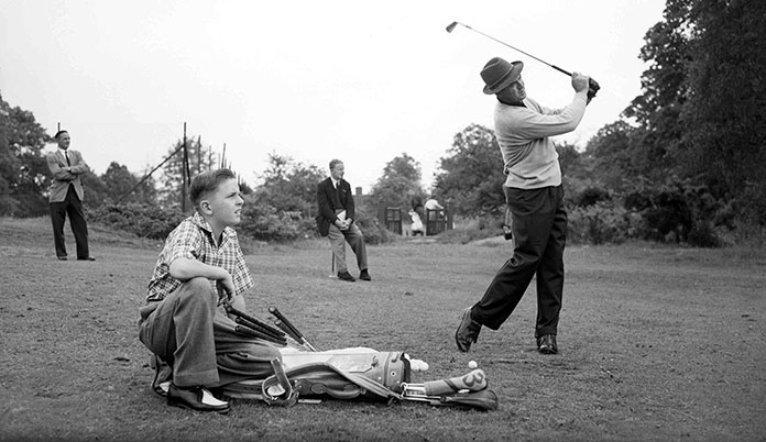 Sam Snead golpeando una bola de golf