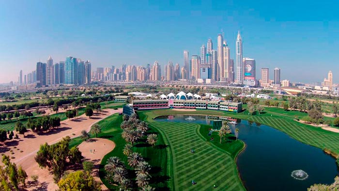 Skyline de Dubái desde un campo de golf