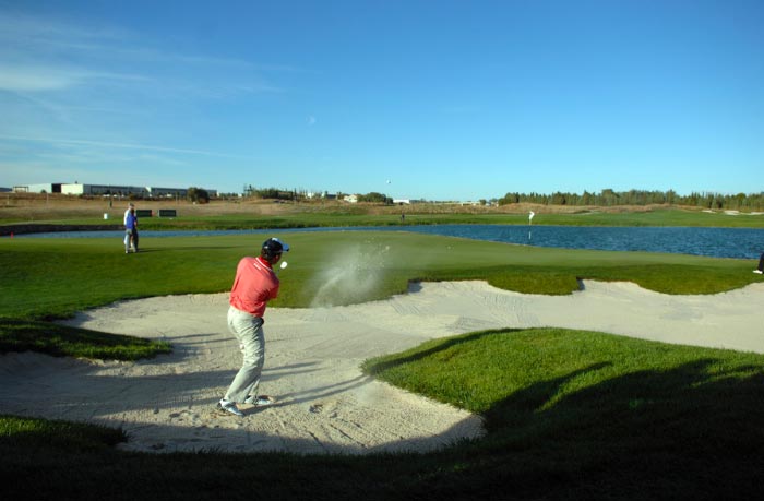 Jugador saliendo de un búnker en El Encín Golf | MunfoGolf.golf