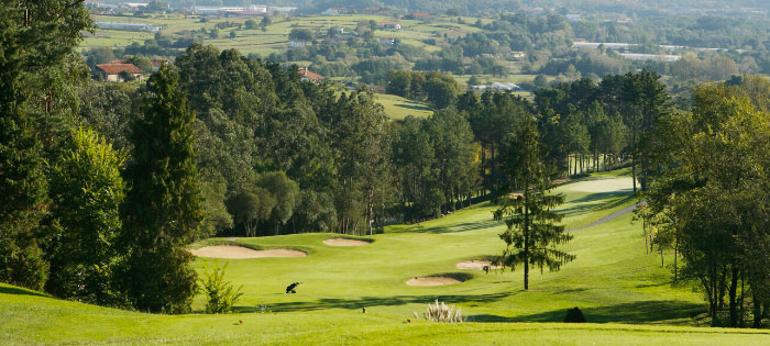 Vista de calle en pendiente Laukariz golf