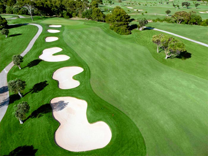 Preciosa vista aérea de bunkers en el Club de Golf Alcanada